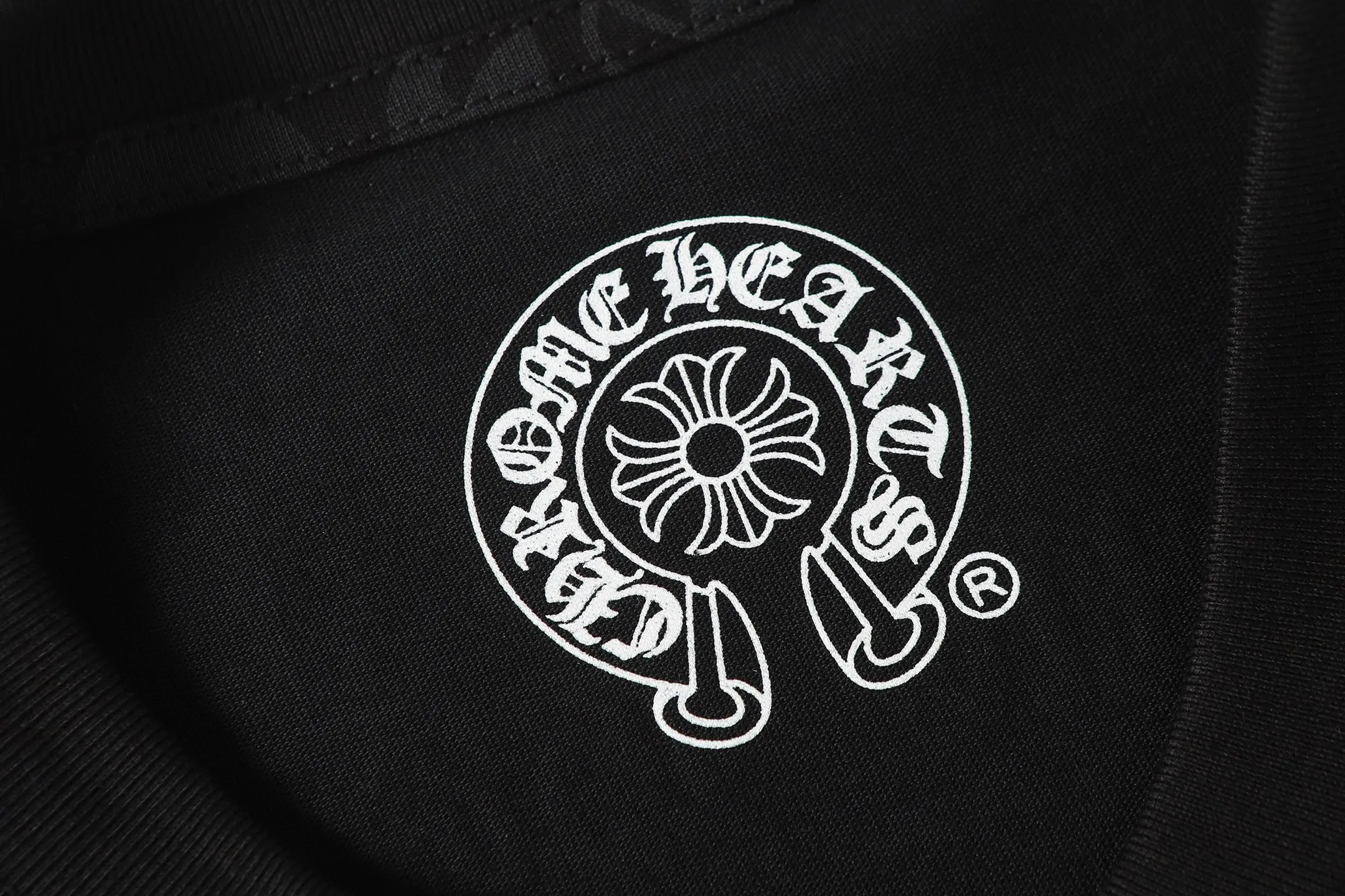 P170 Chrome Hearts CH Chrome Hearts Dark Pattern Horseshoe Sanskrit Short Sleeve T-shirt Uses direct injection imported machine printing Hardware and accessories are milled and customized Correctly configured Black 2025 Chrome Hearts authentic packaging 260 grams of custom-dyed double-yarn cotton Large version Loose and stylish Differentiated from lower versions Slim and long version The upper body stretches the hips 100% commitment: top quality Not fast food The highest version on the market Top quality - different from the ordinary versions on the market If you care about quality, you should also respect the price. Absolutely 0 after-sales service and 0 return rate so far. It’s hard not to love the style - 260g double yarn cotton custom dyed fabric - Correct high-density main mark, washed tag, hand-sewn